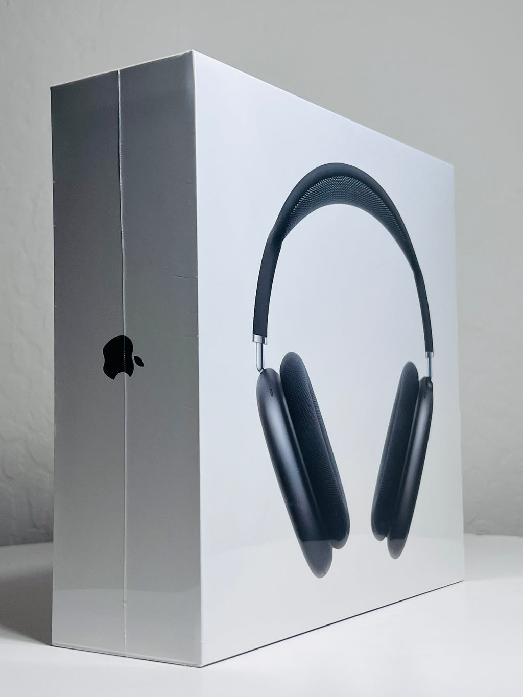 New Apple AirPods Max Bluetooth Headphones MWW43AM/A Noise Midnight 2025 USB-C